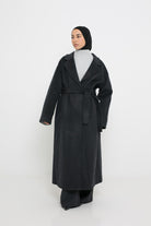 Manteau long en laine gris foncé classe et moderne pour femme modeste. Boutique hijab et prêt à porter musulmane.
