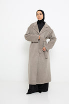 Manteau long en laine premium pour femme moderne et modeste. Boutique Chic and modesty.