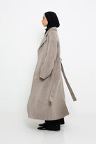 Manteau long en laine vue de profil.