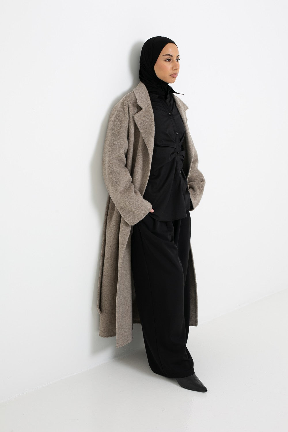 Collection hiver 2025/2026 de manteau long en laine qualité premium. Boutique de prêt à porter pour femme voilée modeste.