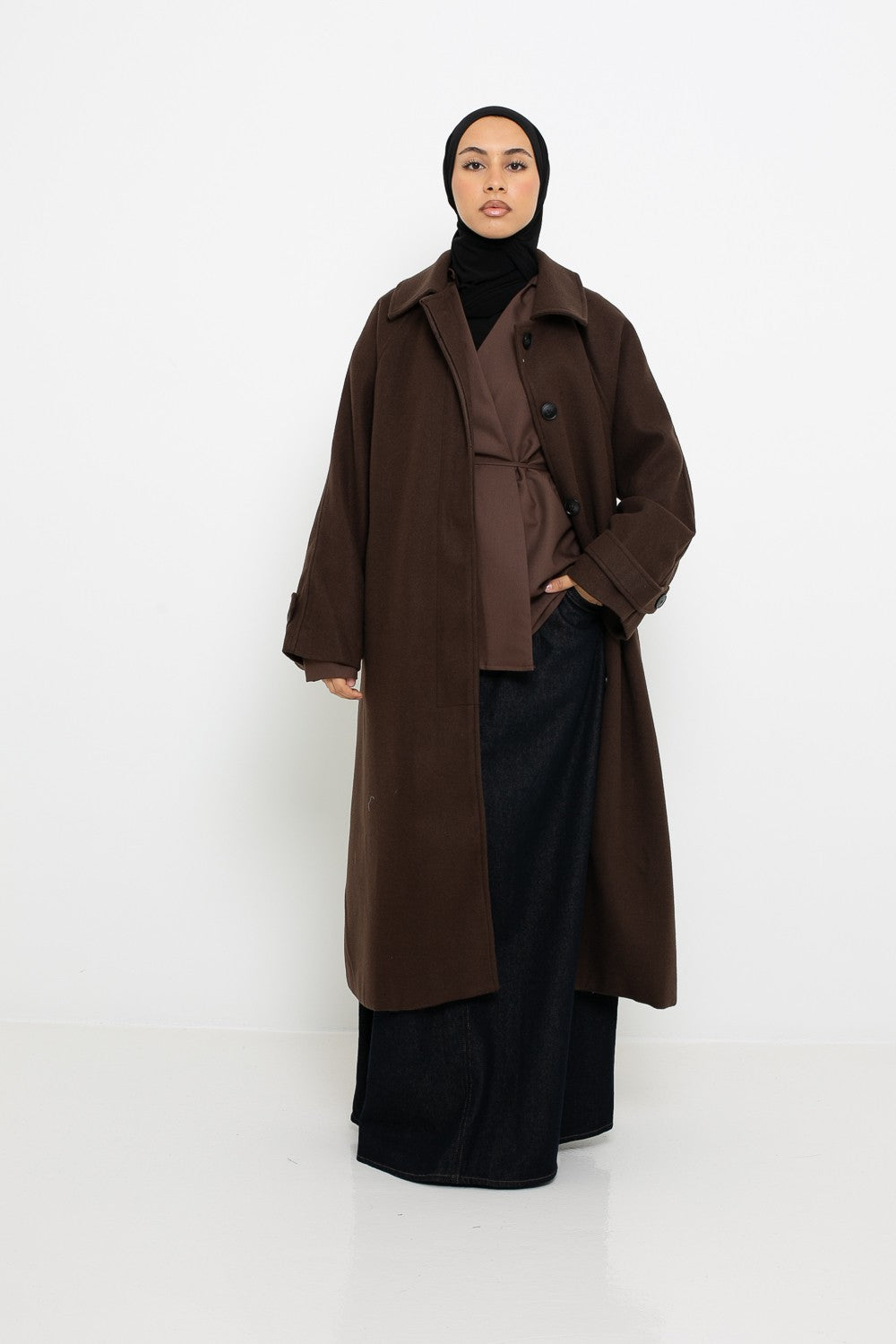 Manteau long marron foncé pour femme voilée.