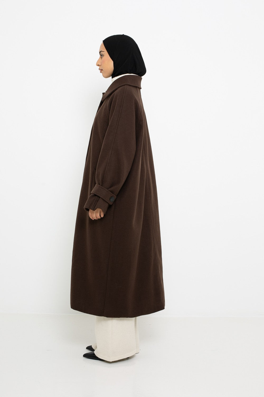 Manteau long marron foncé pour femme vue de profil. Boutique modeste fashion.