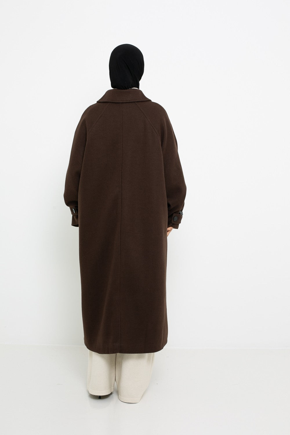 Manteau long marron foncé vue de dos coupa ample pour femme musulmane.