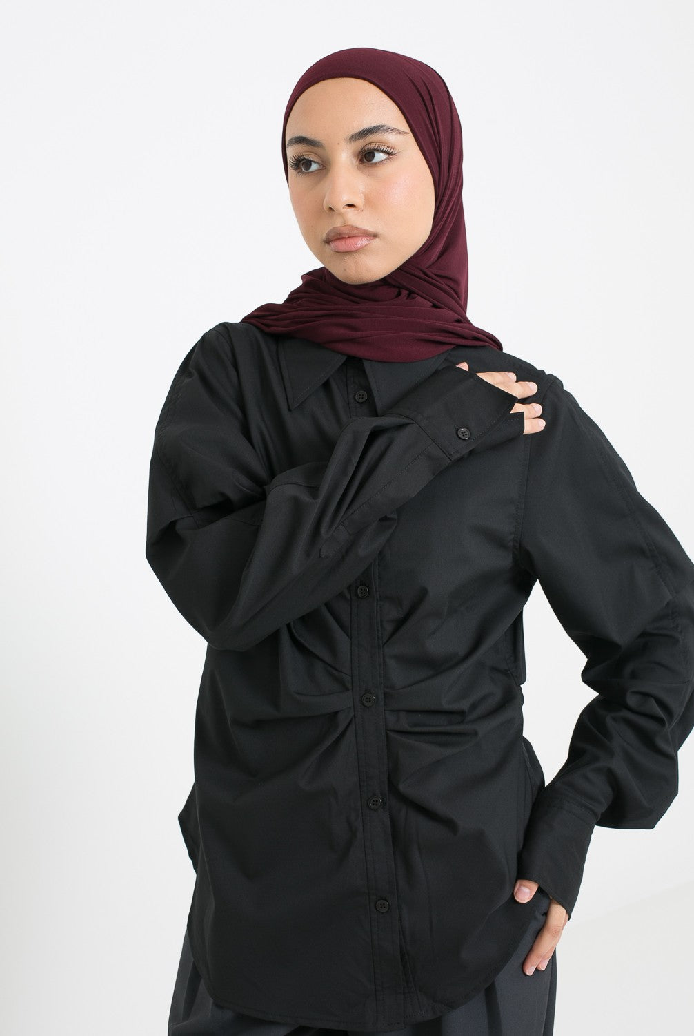 Chemise structuré avec plis en modal noir, détail manche plis et couture.