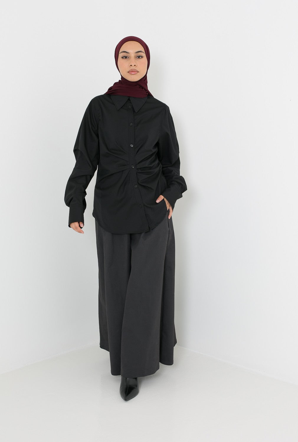 Chemise classe en modal noir porté avec un pantalon à pince pour femme musulmane moderne