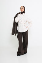 Chemise froncée en modal nude avec plis, boutonnière asymétrique. Boutique modeste Chic and modesty pour femme musulmane