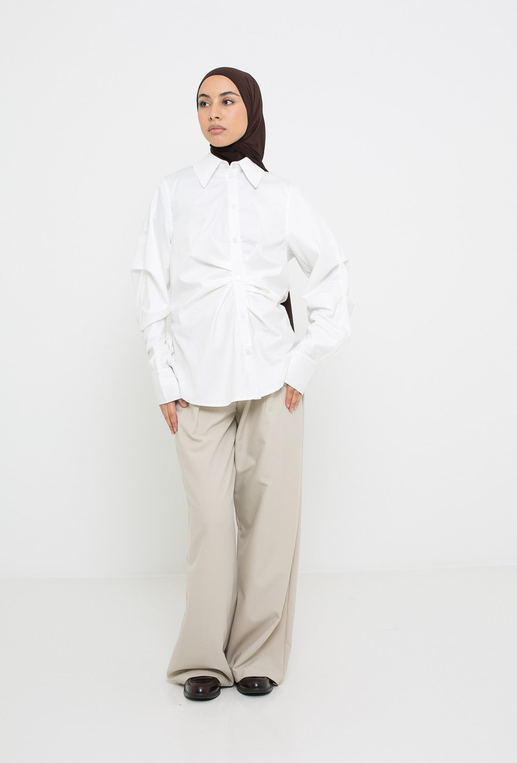 Chemise tendance blanche avec plis pour femme musulmane