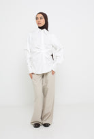 Chemise tendance blanche avec plis pour femme musulmane