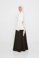 Chemise veste classe blanche vue de profil pour femme musulmane