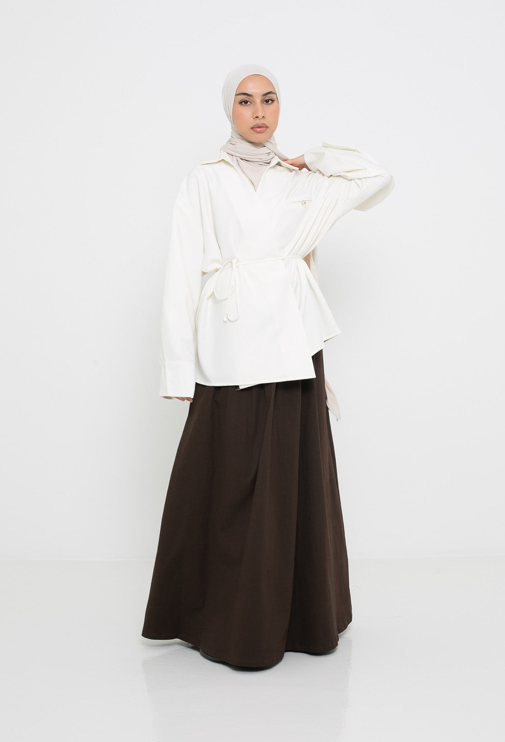 Sur chemise habillée blanc cassé coupe ample pour femme musulmane