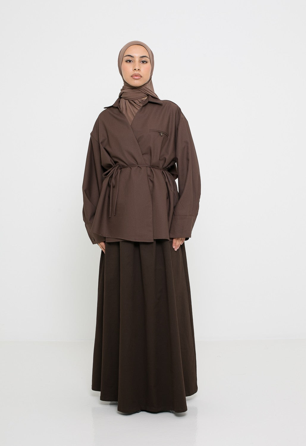 Surchemise marron classe à col pour femme musulmane avec ceinture. Boutique hijab et prêt à porter Chic and modesty.