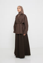 Surchemise marron pour femme musulmane portée avec une jupe en coton vue de profil.