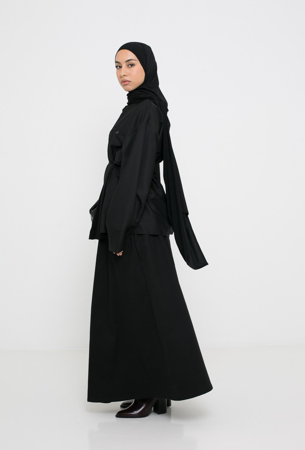 Surchemise élégante noir vue de profil pour femme musulmane. Boutique de prêt à porter création.