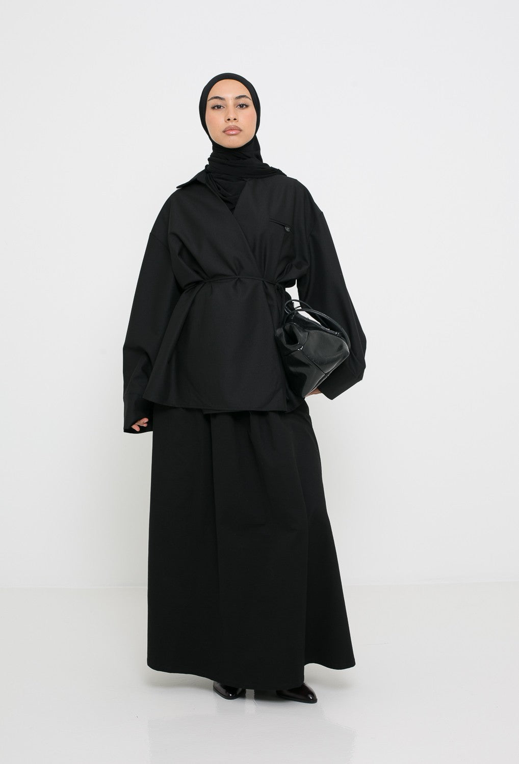 Surchemise classe noir porté avec une jupe en coton noir pour femme musulmane