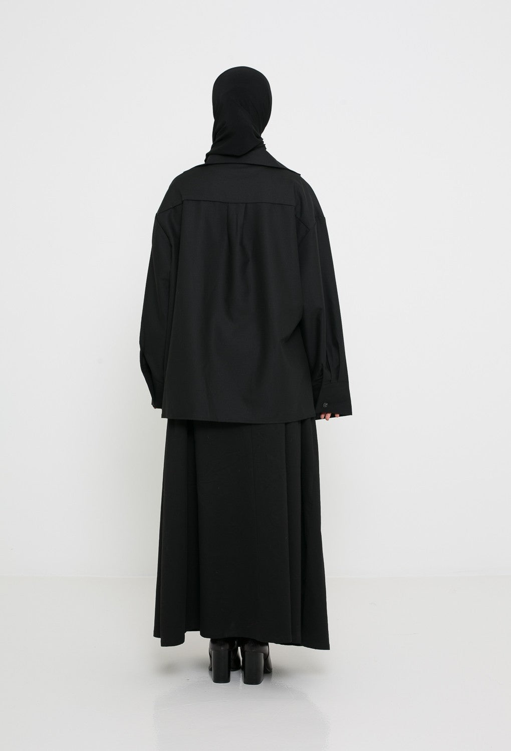 Surchemise classe noire vue de dos pour femme musulmane