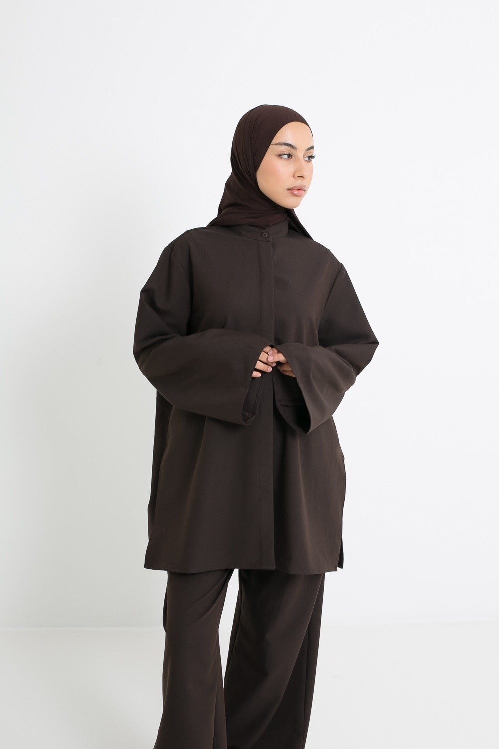 Chemise longue marron pour femme musulmane. Détail manche ample.