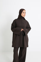 Chemise longue marron pour femme musulmane. Détail manche ample.