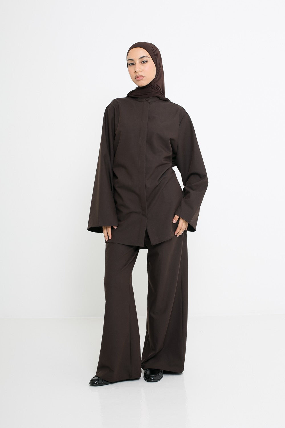 Chemise longue marron foncé d'hiver avec manche large et col mao