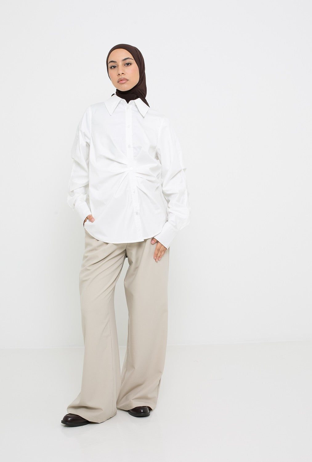 Pantalon à pince crème beige pour femme musulmane tendance. Boutique modeste fashion.