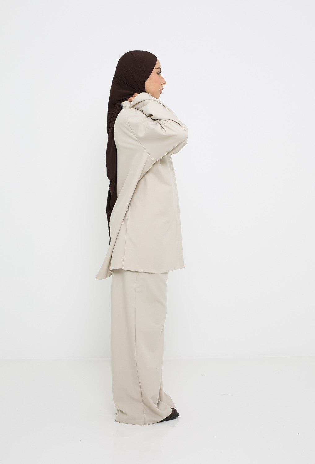 Pantalon ample à plis vue de profil pour femme musulmane .