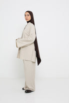 Chemise longue d'hiver pour femme vue de profil. Boutique chic and modesty.