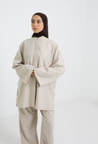 Chemise d'hiver beige détail manche ample pour femme musulmane