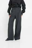 Pantalon tailleur pour femme, détails pinces, plis, poches et ceinture. Boutique modeste fashion.