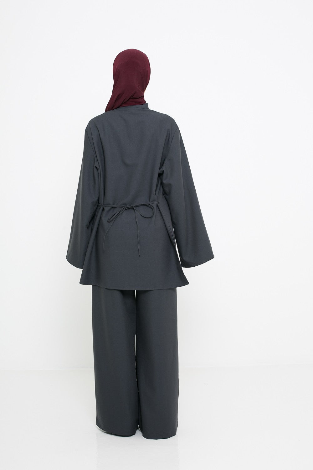 Chemise longue ceinturé vue de dos. Boutique de prêt à porter pour femme musulmane