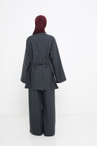 Chemise longue ceinturé vue de dos. Boutique de prêt à porter pour femme musulmane