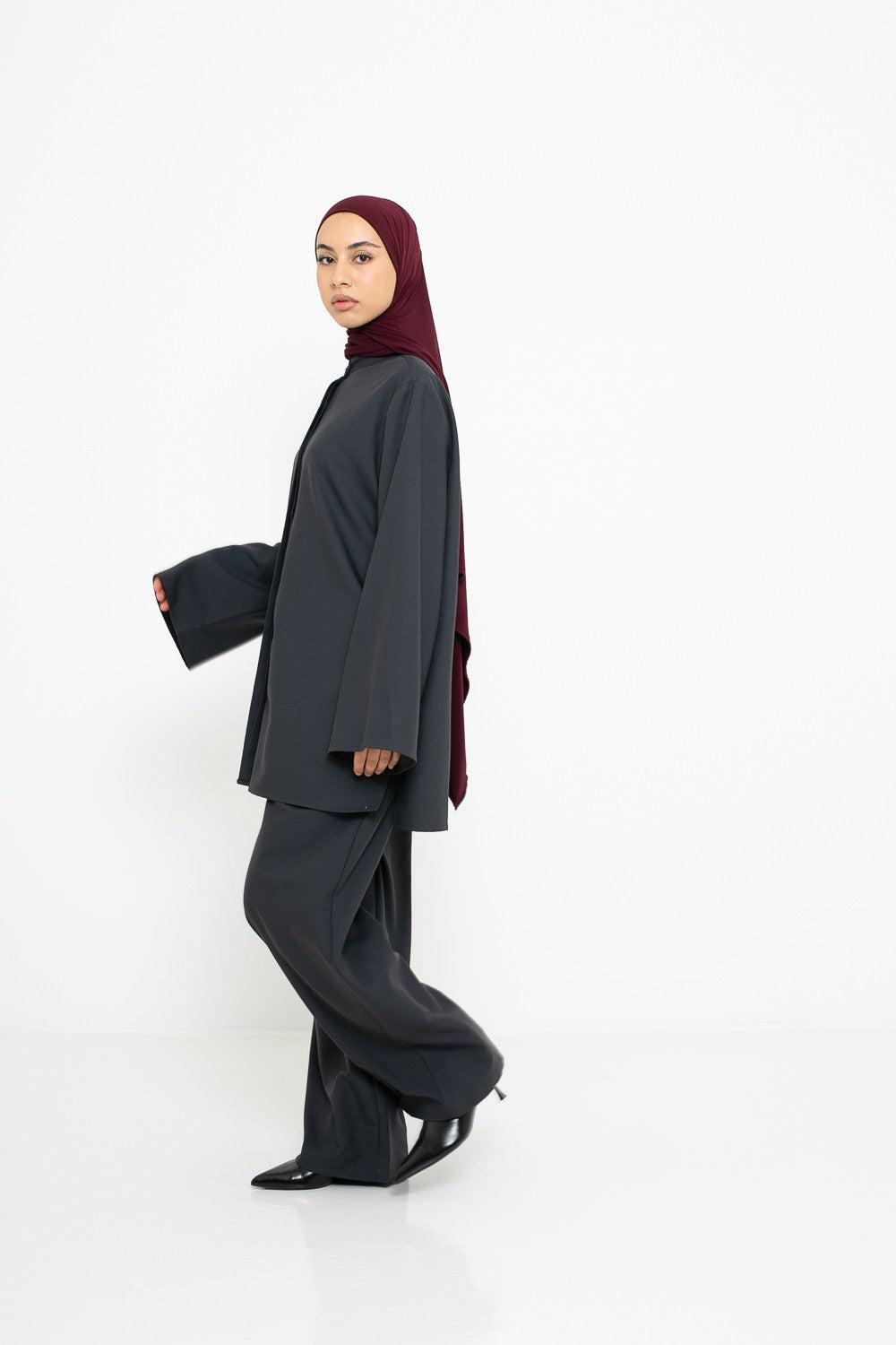 Chemise d'hiver longue et ample vue de profil pour femme musulmane