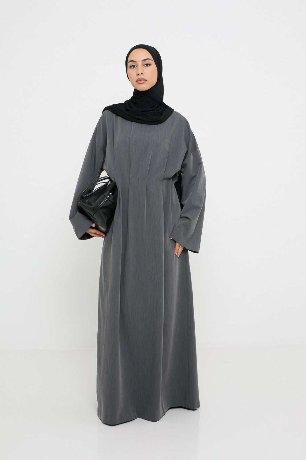 Robe longue habillée grise pour femme musulmane. Création unique boutique chic and modesty.
