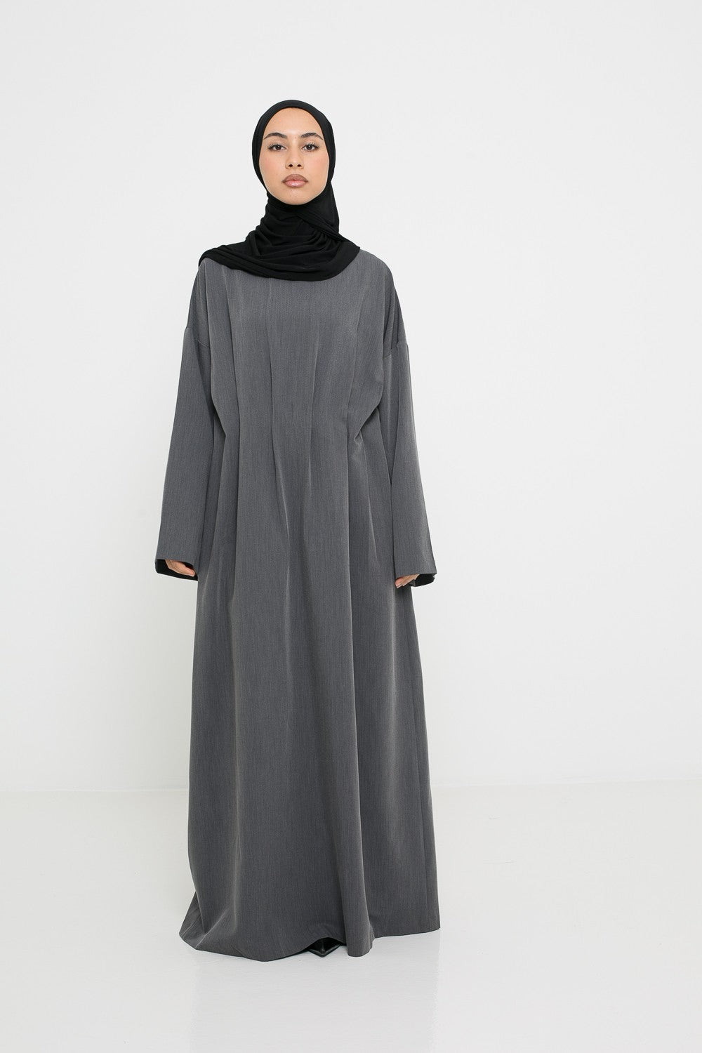 Robe longue structurée grise avec plis avec manche ample. Boutique modeste pour femme musulmane.