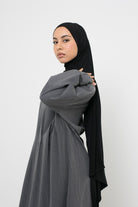 Robe longue signature zoom tissu habillé et détail manche.