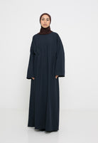 Robe longue habillée structuré avec plis et manche ample. Boutique création mode modeste fashion pour femme musulmane.