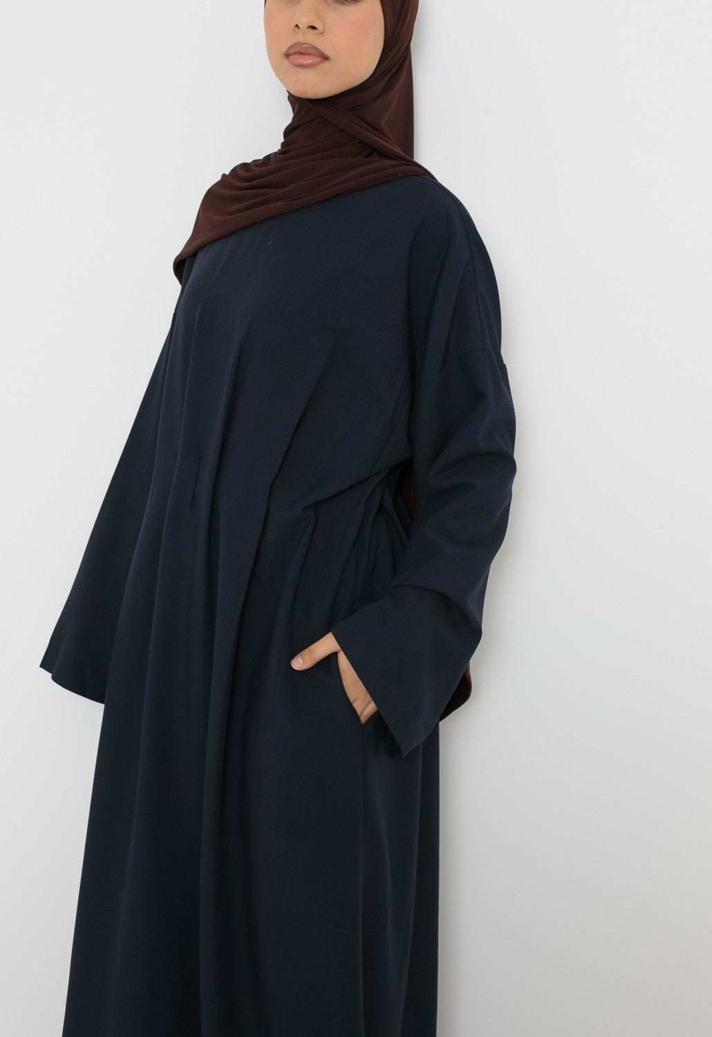 Détail poche et taille plis robe longue