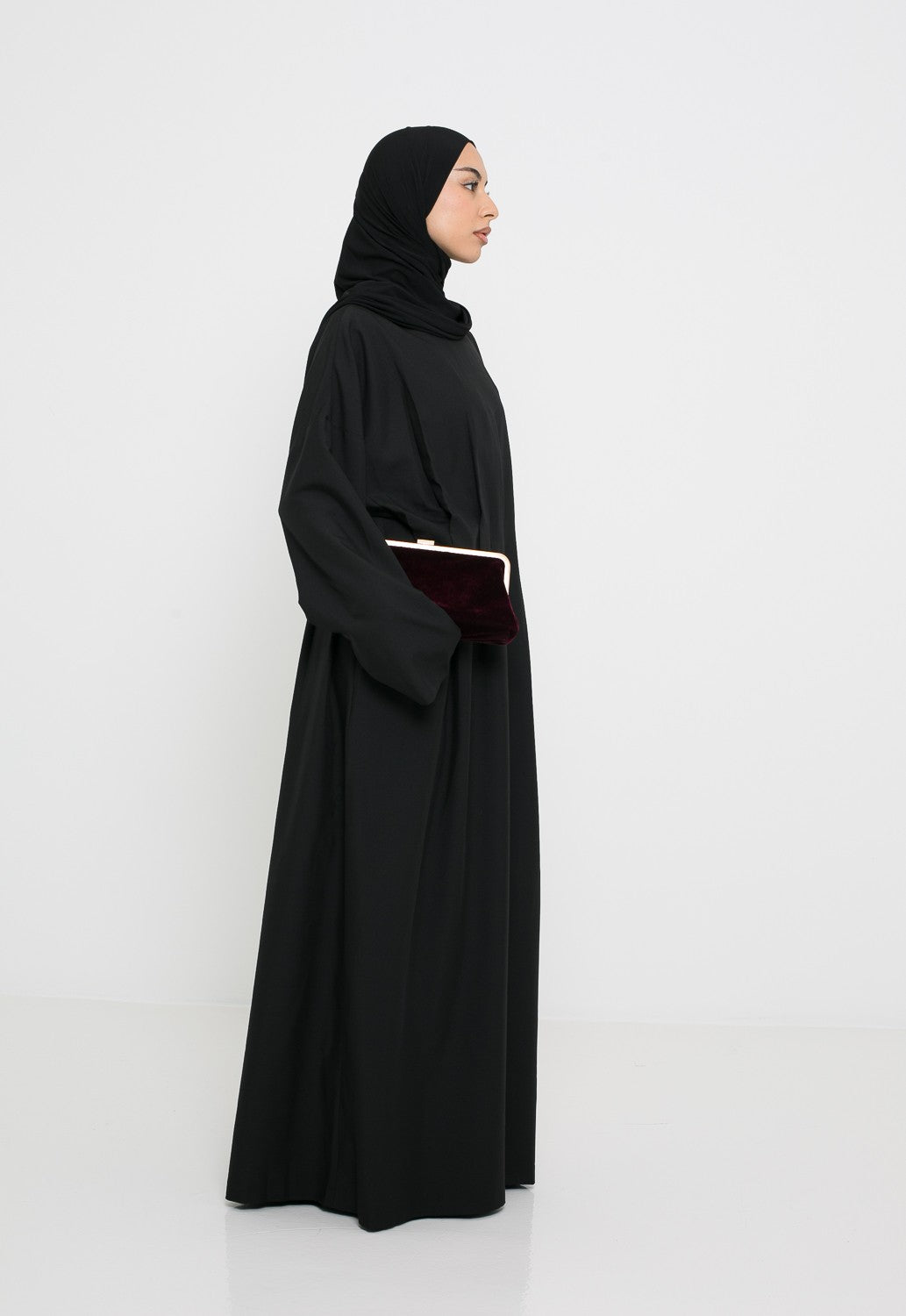 Robe longue noir habillée vue de profil pour femme musulmane