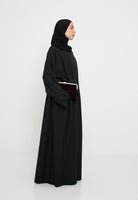 Robe longue noir habillée vue de profil pour femme musulmane