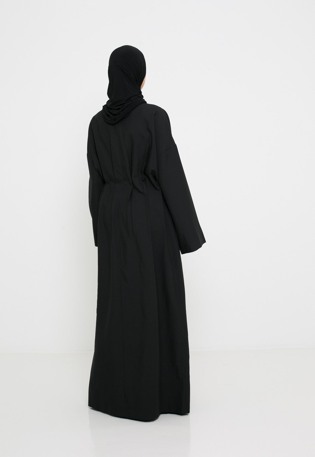 Robe longue vue de dos tombé fluide et élégant.