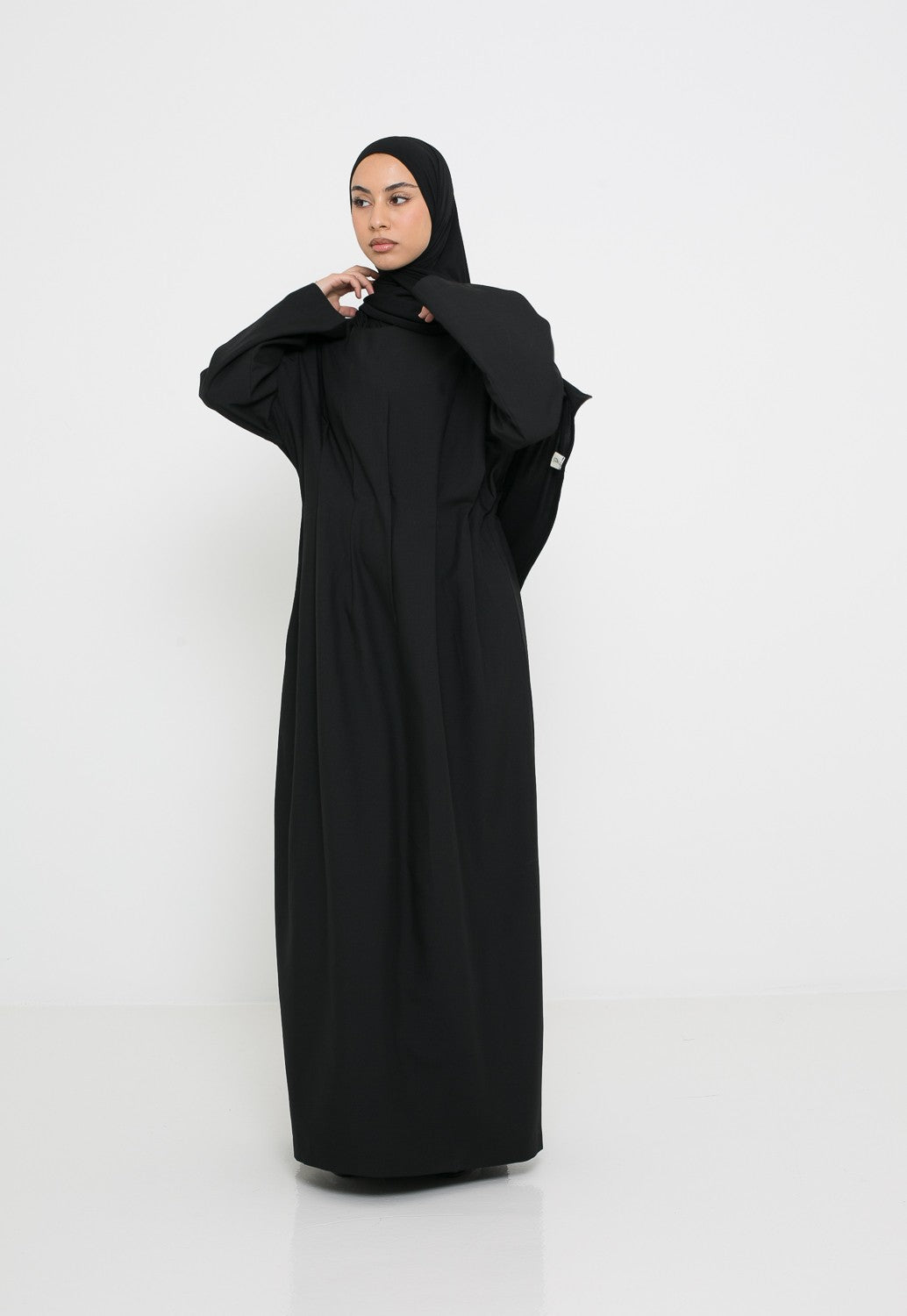 Robe longue signature avec plis niveau taille et manche ample. Boutique de prêt à porter pour femme musulmane