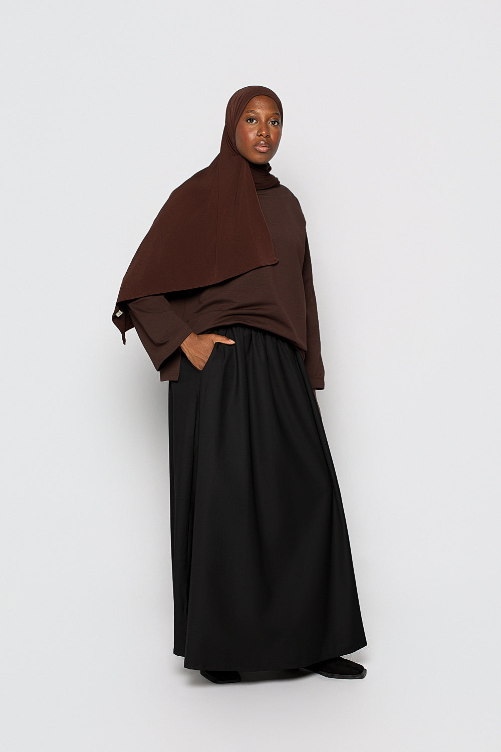 Longue jupe coupe évasée noir avec poche pour femme musulmane. Boutique hijab marque modeste fashion