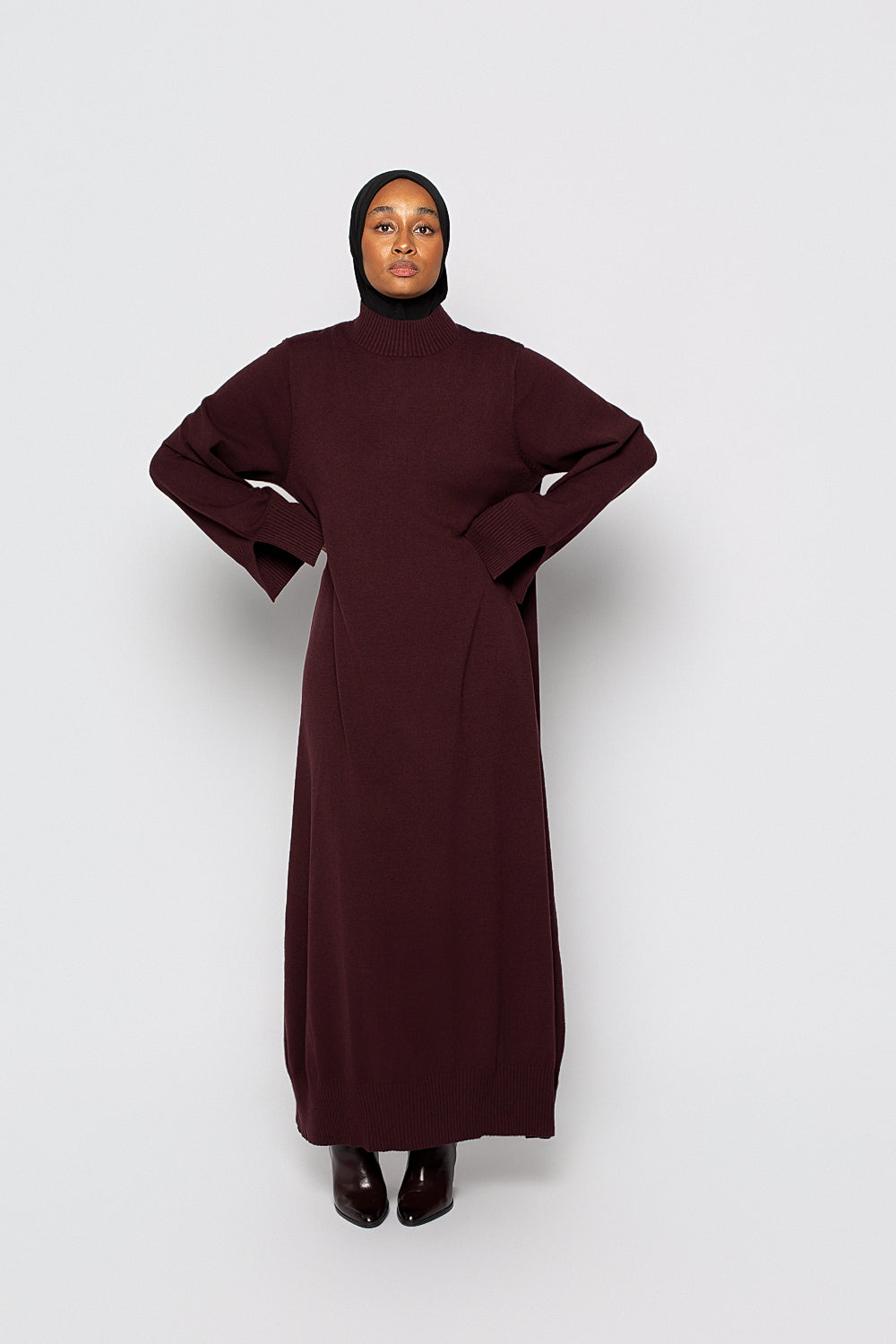 Robe longue en maille ample burgundy foncé, vue de face.