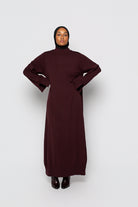 Robe longue en maille ample burgundy foncé, vue de face.